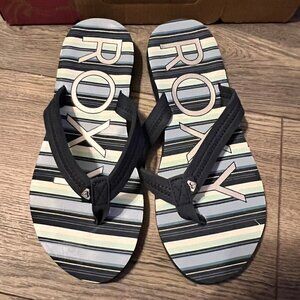 NEW Roxy Vista P Flip Flops in Navy - Size 5